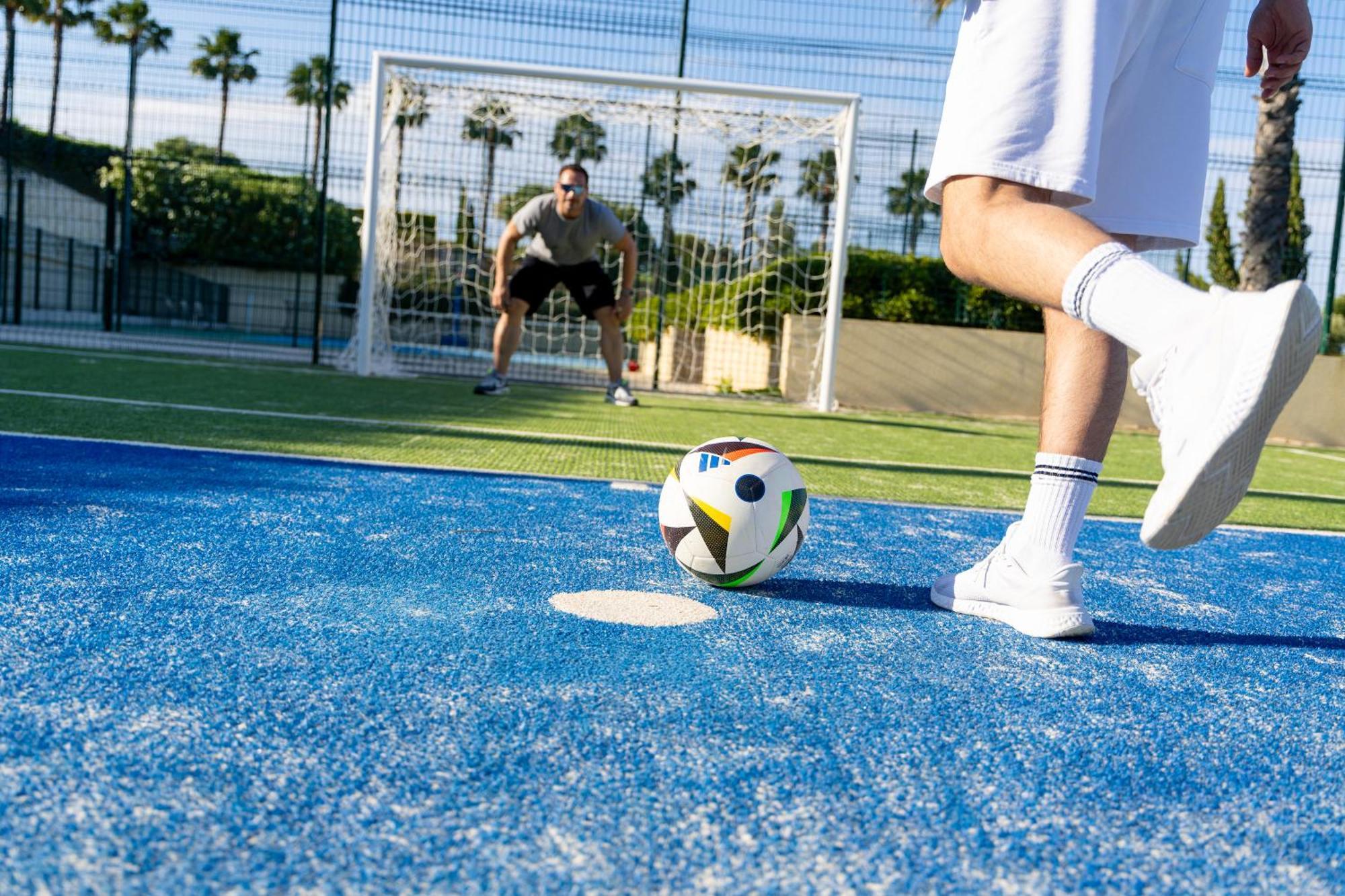 Miraggio Thermal Spa Resort Paliouri Dış mekan fotoğraf A player about to take a penalty kick