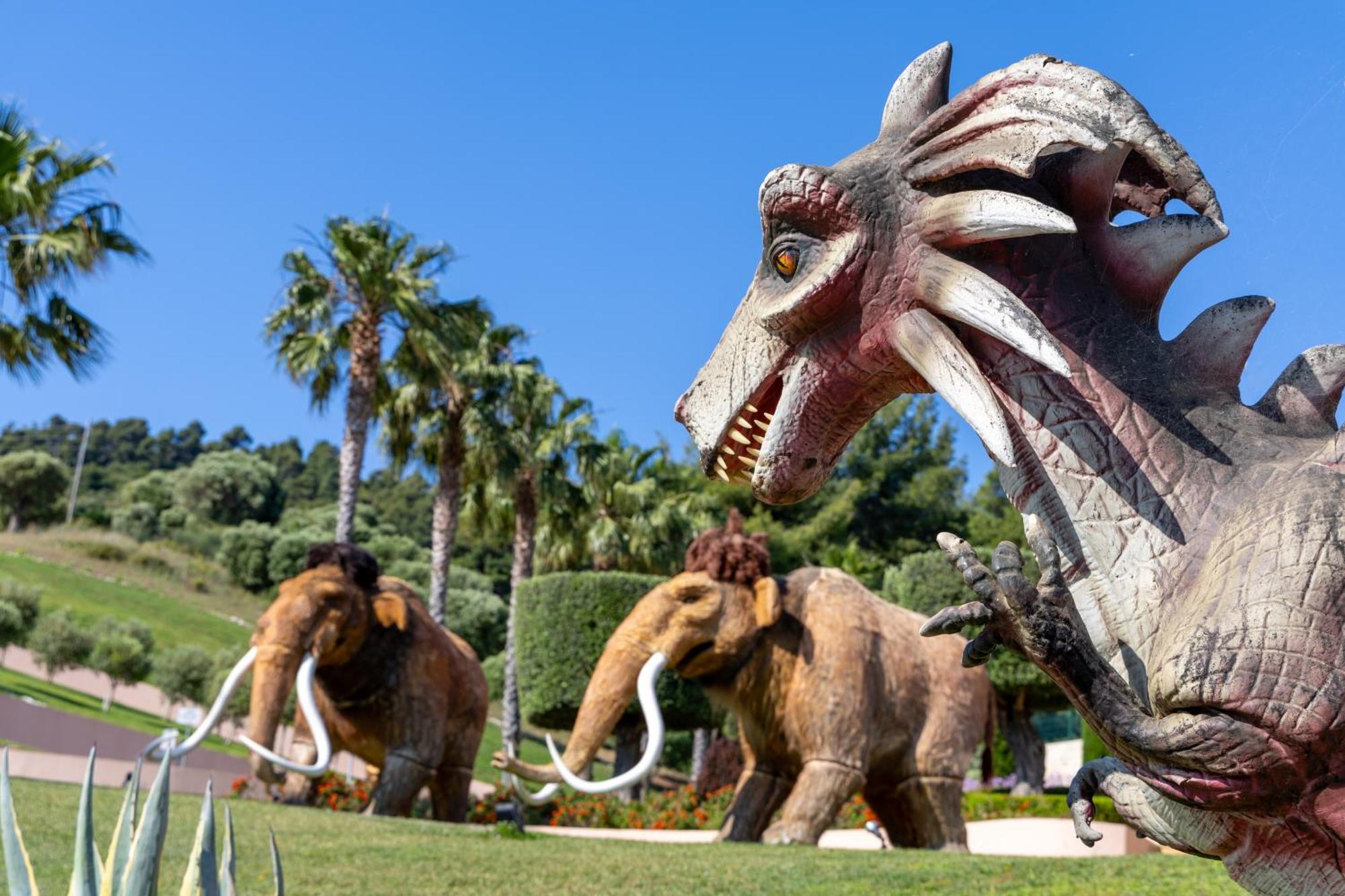 Miraggio Thermal Spa Resort Paliouri Dış mekan fotoğraf The park's "Ice Age" section