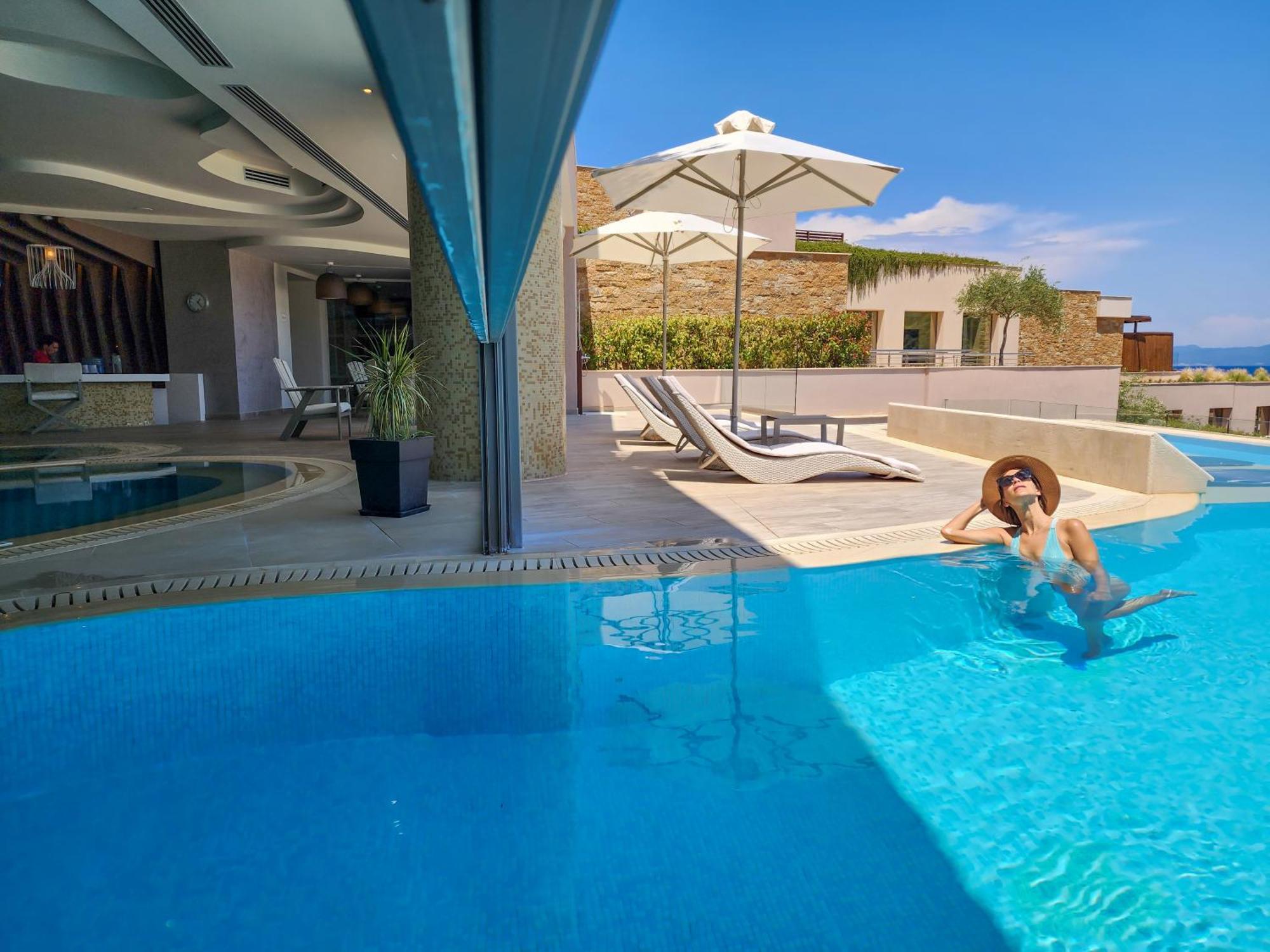 Miraggio Thermal Spa Resort Paliouri Dış mekan fotoğraf A pool at a luxury hotel