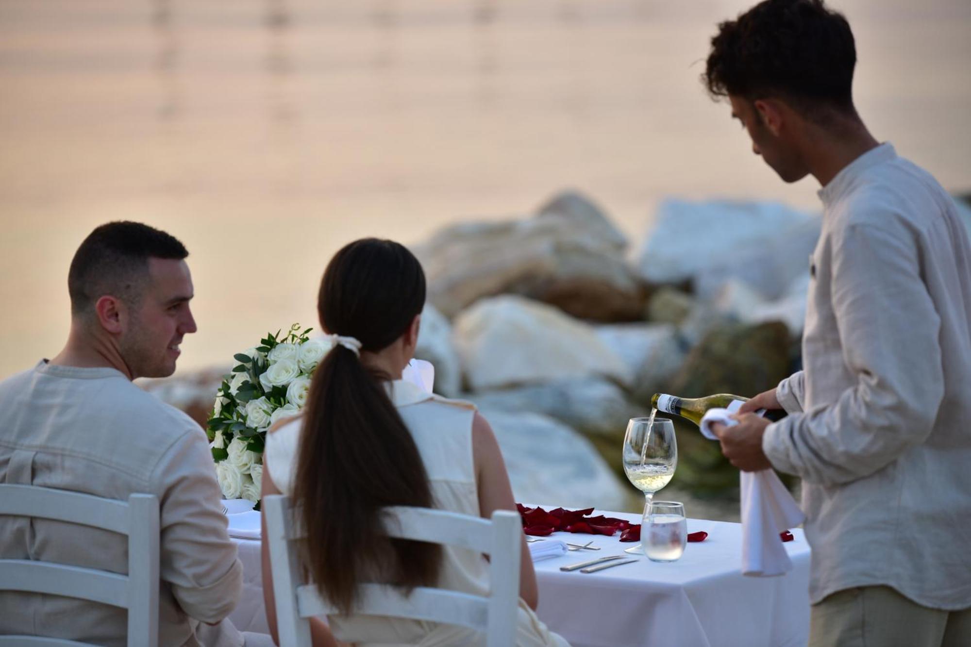 Miraggio Thermal Spa Resort Paliouri Dış mekan fotoğraf A waiter serving wine