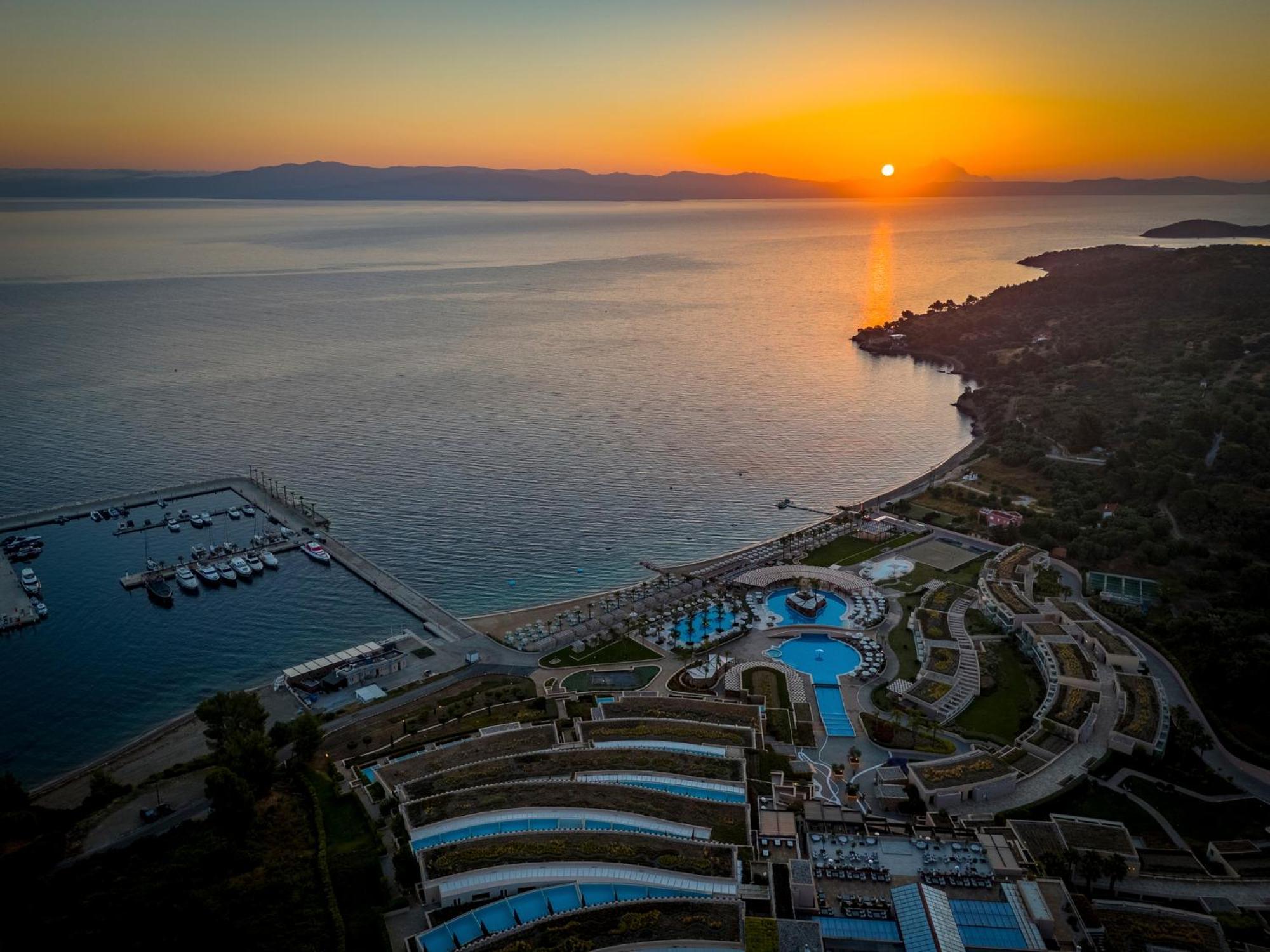 Miraggio Thermal Spa Resort Paliouri Dış mekan fotoğraf Sunset over the port of Skopelos